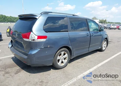 2014 Toyota Sienna Le V6 8 Passenger z USA, uszkodzony, nr VIN 5TDKK3DC7ES479935